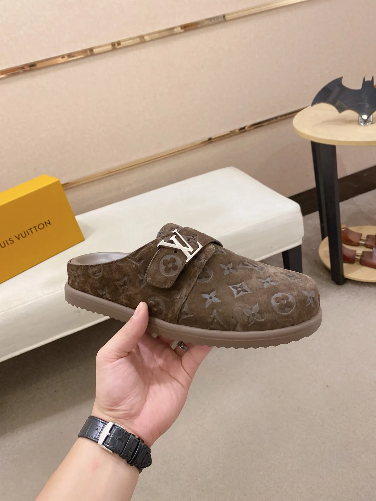 Men's shoes💰: 220💰38-45, LV Easy 2025 new men's casual sandals and slippers, made of suede cow leather, with Monogram pattern to highlight the trendy style. Adjustable straps illuminated with LV letters, while a resilient insole and micro outsole provide lightweight comfort. Made of suede cow leather with embossed Monogram pattern and brand element metal hardware✅Adjustable straps➕Tough insole‼ ️Micro outsole. Comfortable and easy to wear‼ ️